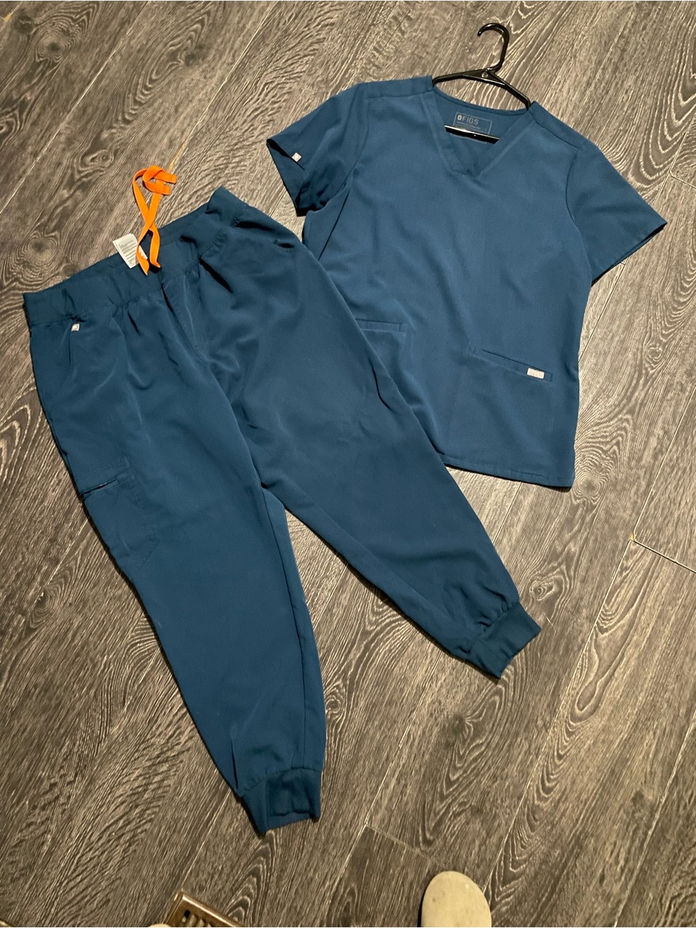 FIGS Deep Teal Scrub set  Top sizeL and Joggers XLpetite - Picture 2 of 3